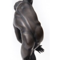  Dyskobol, antyczna rzeźba z brązu. podstawa z czarnego marmuru
